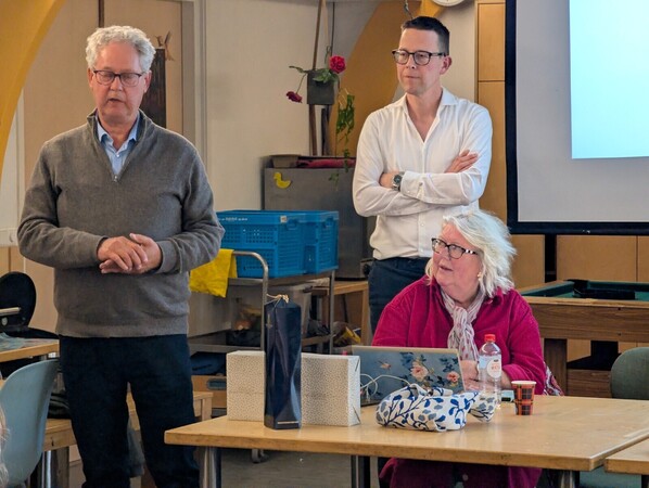 De nieuwe penningmeester Leo van Borren stelt zich voor.f