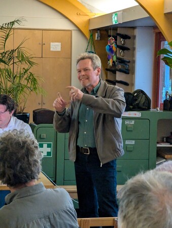 Thomas van Duin spreekt over de activiteiten van de GeschiedenisGroep