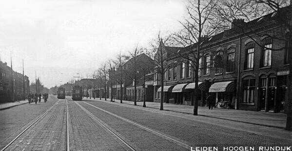 De Hoge Rijndijk in 1941, met tram en geheel rechts kolenhandel Boelee. Het meest rechtser markies is van de sigarenwinkel van Vooren. bron: Beeldbank HVOL, rechthebbende onbekend