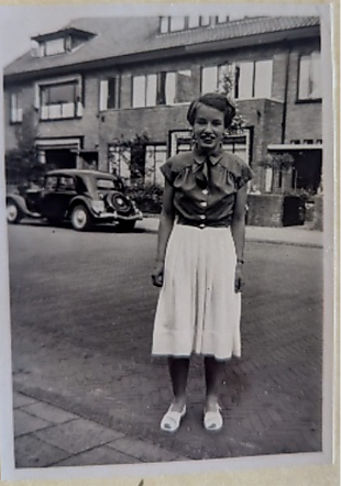 Tineke voor het huis in de Thorbeckestraat (1953)