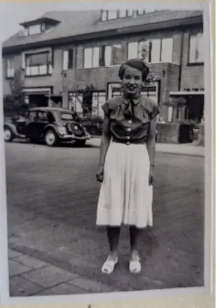 Tineke voor het huis in de Thorbeckestraat (1953)
