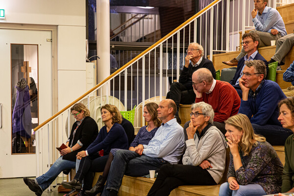 Een kleine, maar geïnteresseerde groep wijkbewoners (Foto: RobBeurseFotografie)
