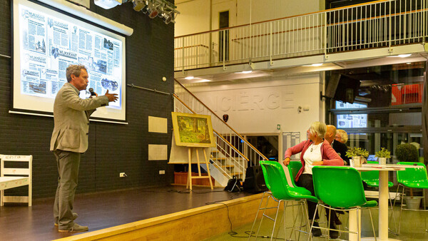Terugblik via de eerste Wijkkranten. (Foto: RobBeurseFotografie)