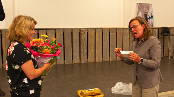 Karin Jansen sprak Monica Wigman toe die terug treedt om zich volledig als hoofdredacteur te richten op de Wijkkrant (foto RBF)