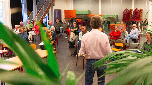 Maarten Stoffers praatte de leden over duurzaamheid in de wijk en onder andere zijn rol daarin (foto RBF)